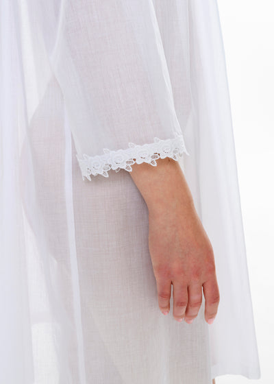 Celestine kurzes Nachthemd VANESSA weiß Blüten- und Blätterspitze langarm