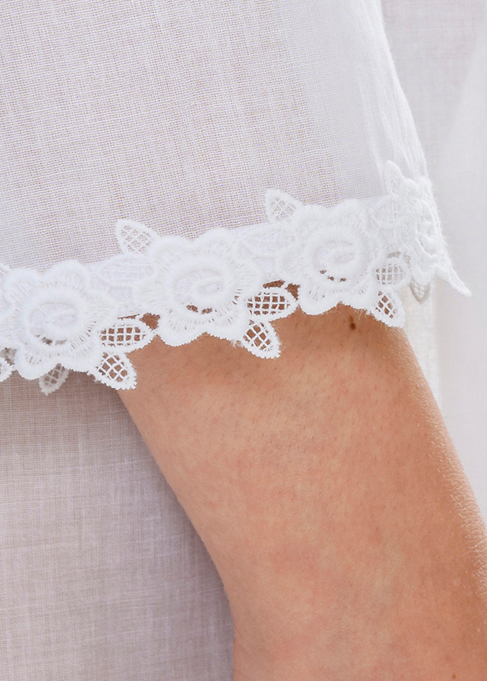 Celestine kurzes Nachthemd VANESSA weiß Blüten- und Blätterspitze langarm