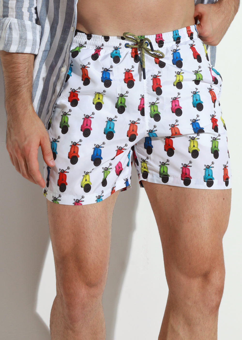 Jolidon Badeshorts ROLLER weiß mit buntem Motorroller-Aufdruck