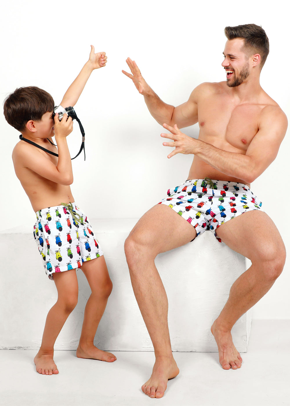 Jolidon Kids Badeshorts ROLLER weiß mit buntem Motorroller-Aufdruck