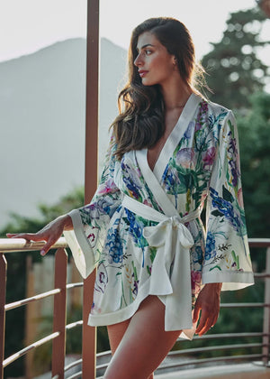 Marjolaine Seidenmantel CLEA weiß Seidensatin mit Blumenmuster im Kimono-Stil