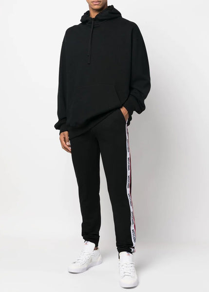 Moschino lange Jogginghose BASIC JERSEY schwarz weiß-rotem Logo-Band Tunnelzug Taschen