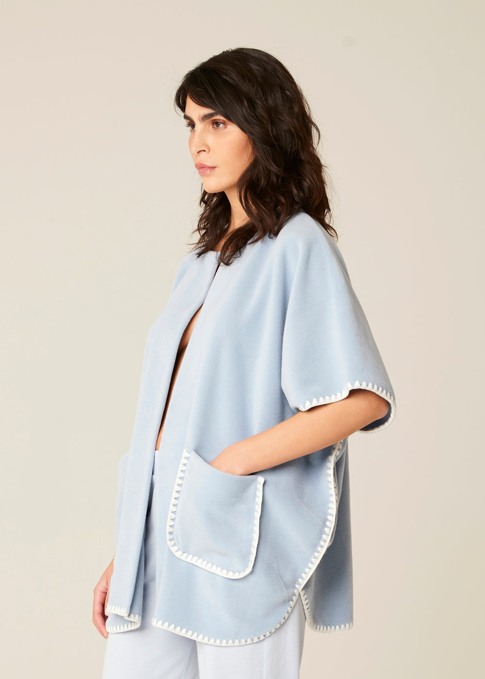 Pluto Cape KEMI hellblau aus extraweichem Fleece mit weißen Applikationen