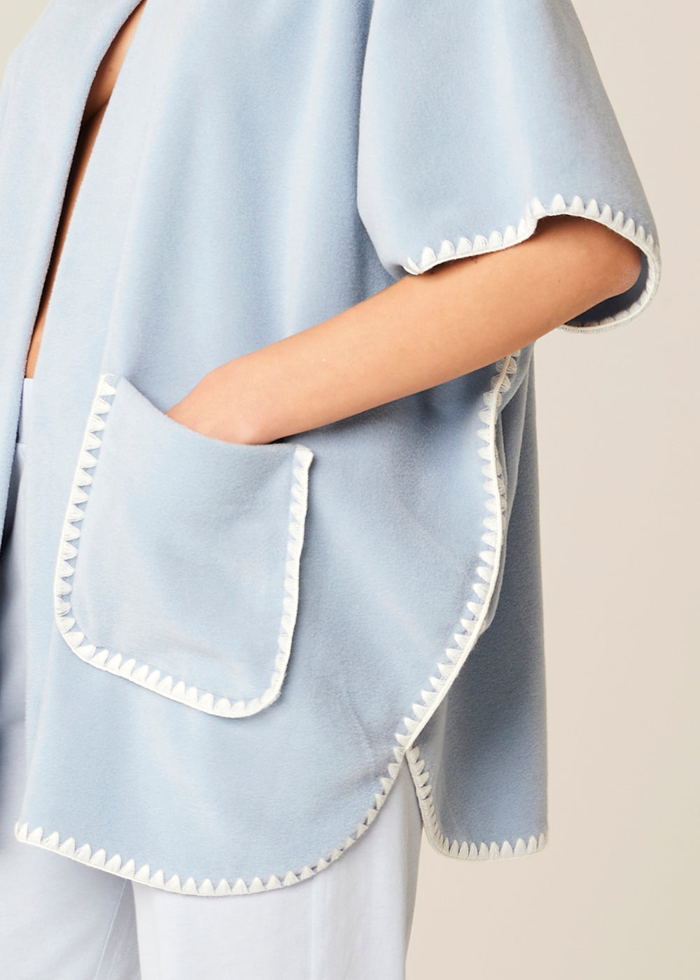 Pluto Cape KEMI hellblau aus extraweichem Fleece mit weißen Applikationen