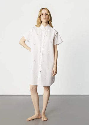 Pluto Nachthemd JANEA weiß gesticktes Blümchenmuster Knopfleiste Kragen knielang