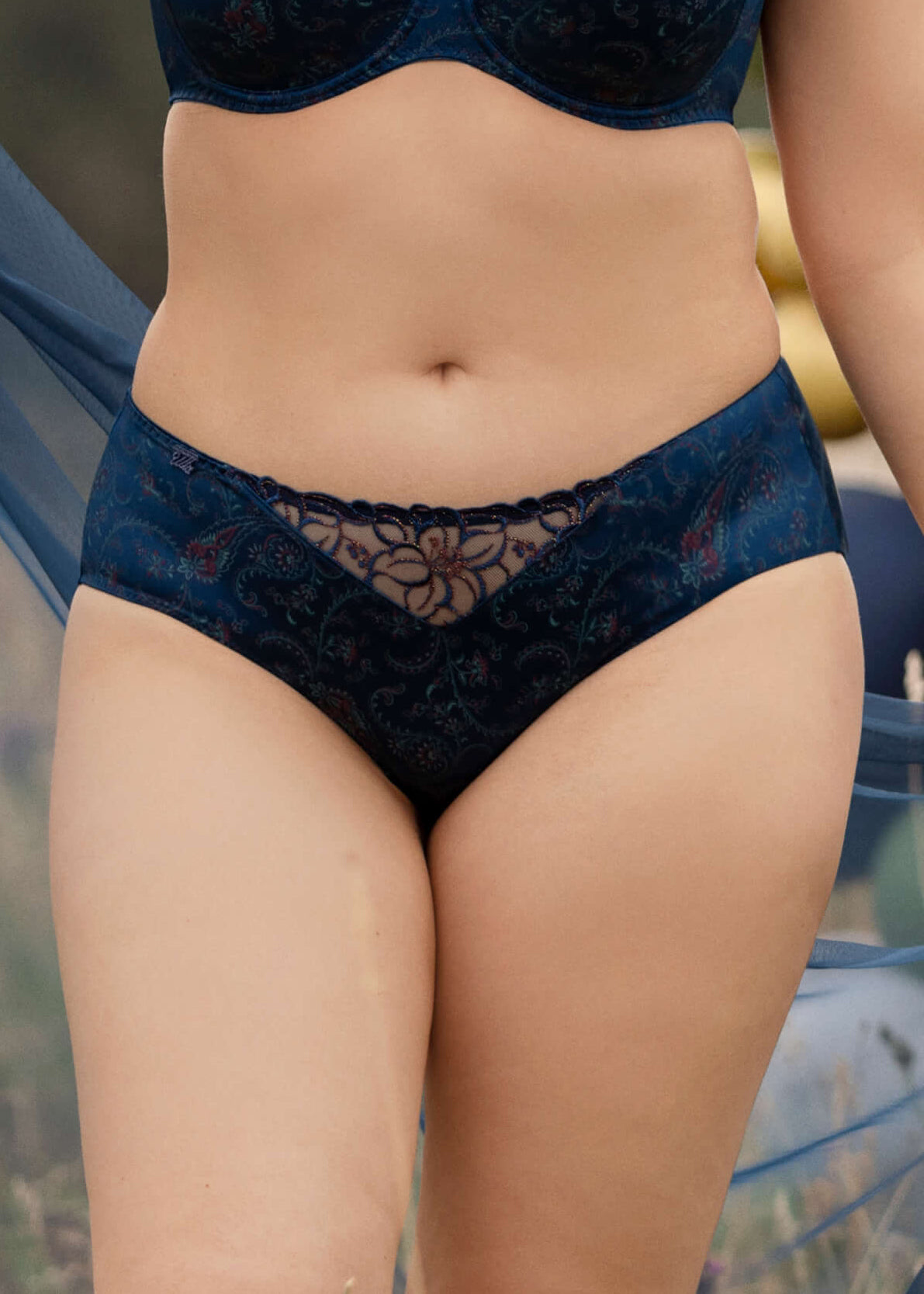 Ulla Panty ZOE orientalblau mit floral-ornamentalem Muster und Stickerei