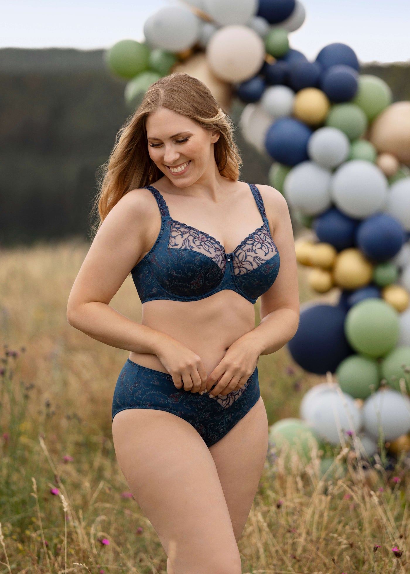 Ulla Panty ZOE orientalblau mit floral-ornamentalem Muster und Stickerei