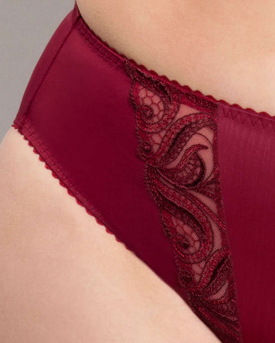Ulla Slip CARMEN bordeauxrot im Materialmix aus besticktem Mesh und geprägtem Stoff