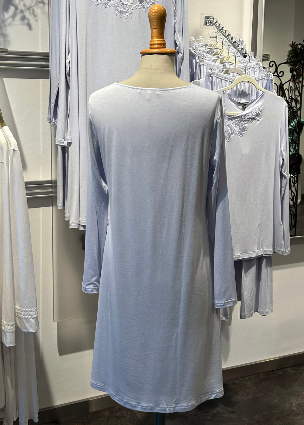 Verdiani Nachtkleid CANOTTE PERLA hellblau aus weichem Modal mit Blumenstickerei