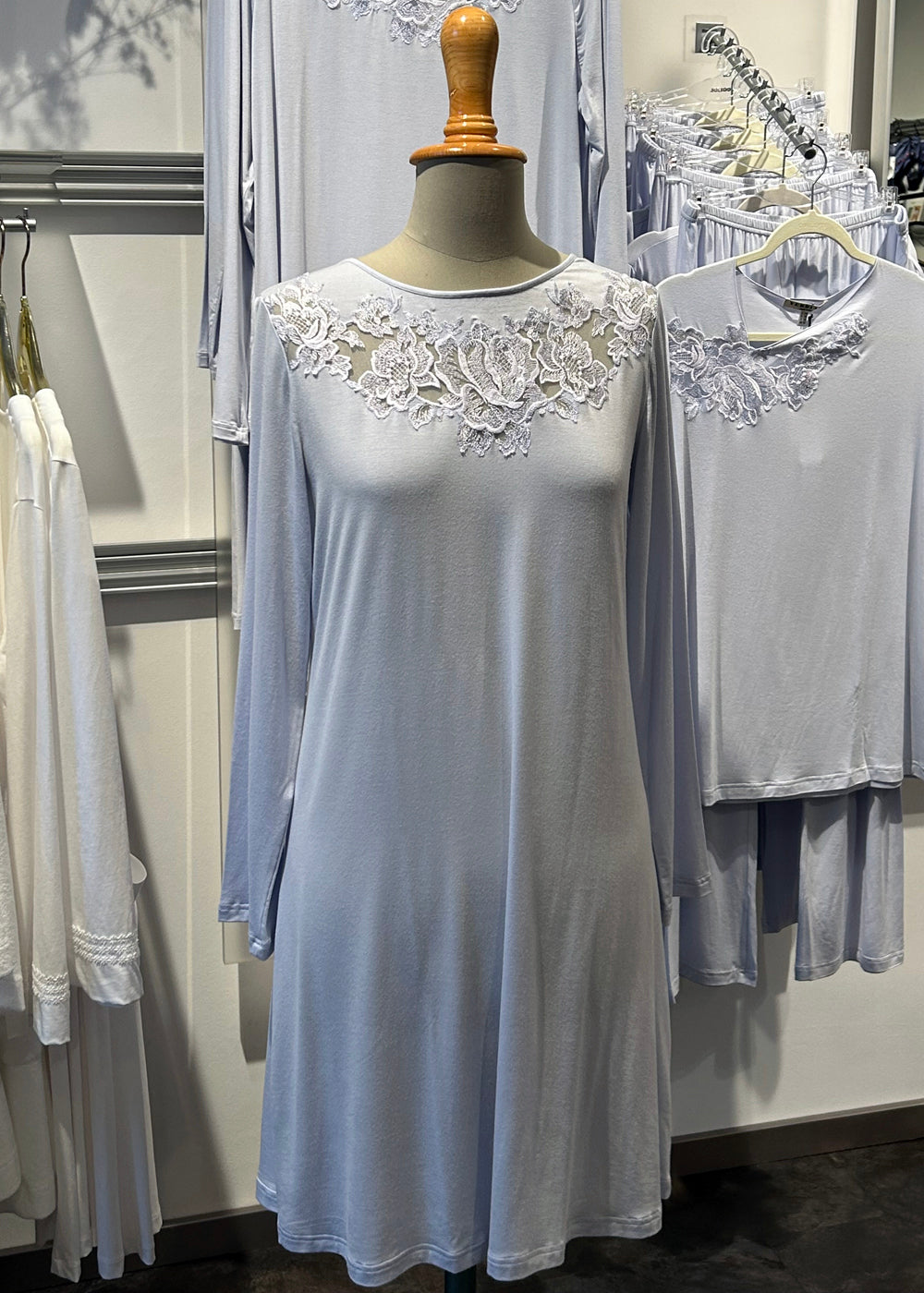Verdiani Nachtkleid CANOTTE PERLA hellblau aus weichem Modal mit Blumenstickerei