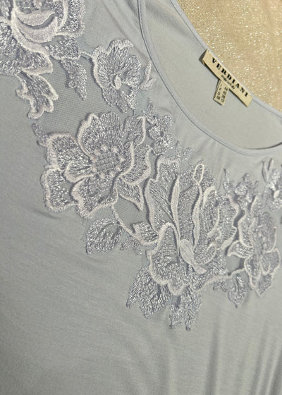 Verdiani Nachtkleid CANOTTE PERLA hellblau aus weichem Modal mit Blumenstickerei