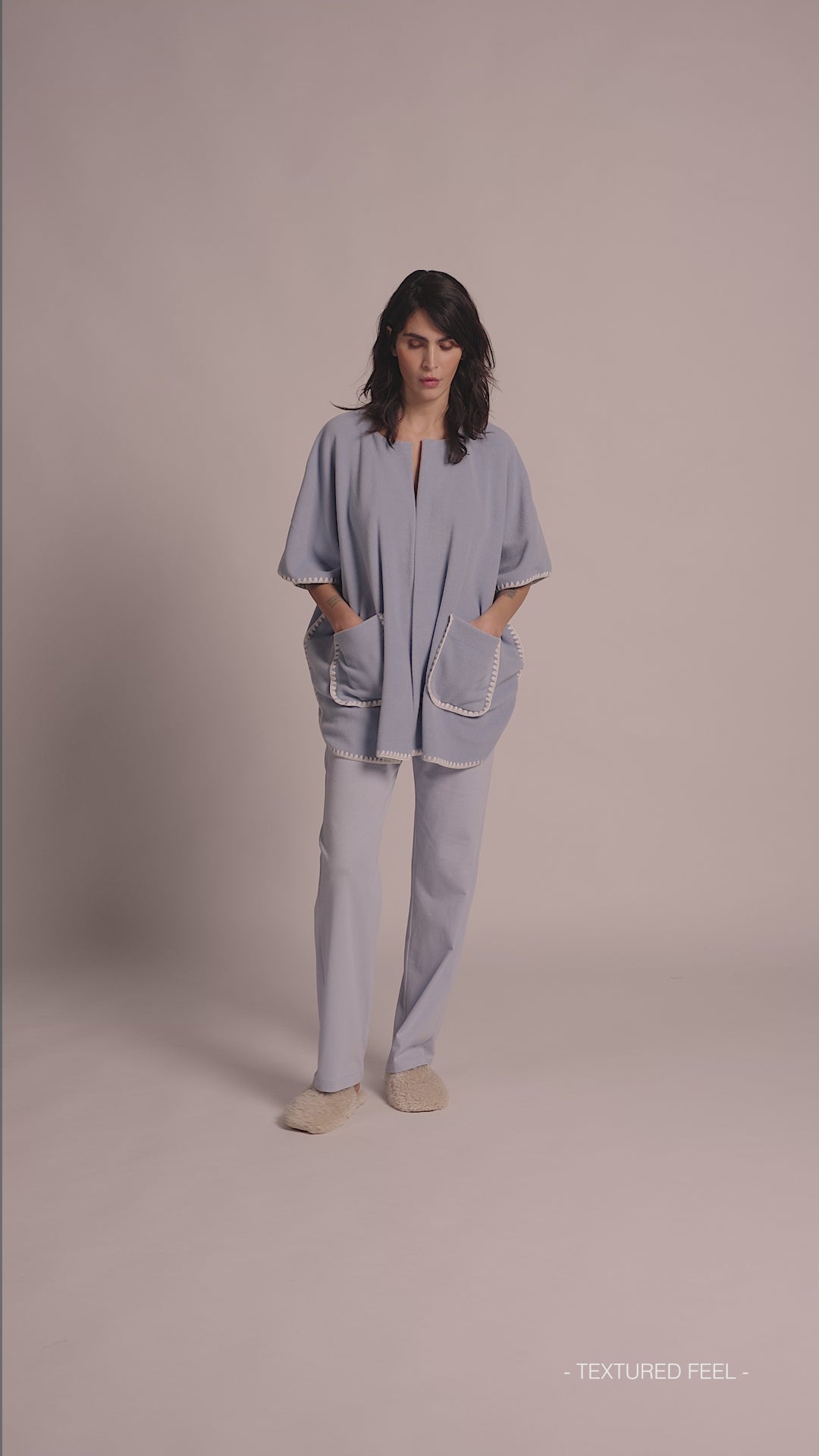 Pluto Cape KEMI hellblau aus extraweichem Fleece mit weißen Applikationen