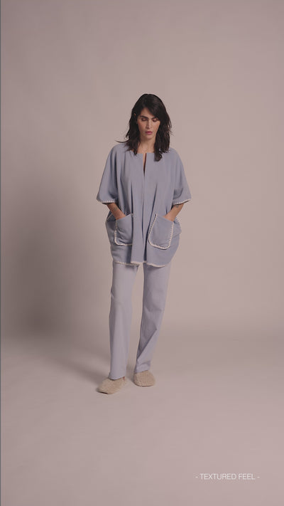 Pluto Cape KEMI hellblau aus extraweichem Fleece mit weißen Applikationen