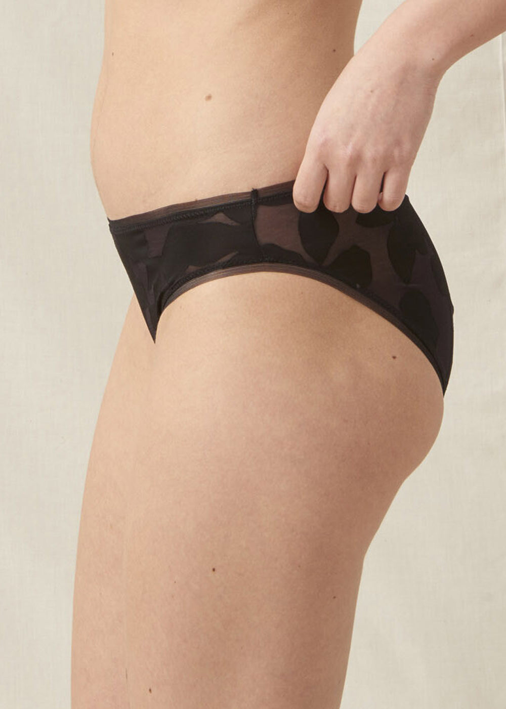 Maison Lejaby Slip OMBRAGE schwarz aus semitransparenten Stoff mit floralem Muster