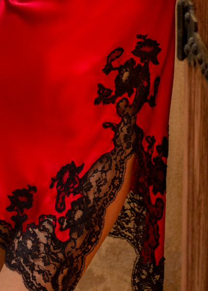 Marjolaine kurzes Nachtkleid FÊTES rot mit schwarzer Spitze, kurzem Schlitz und Spagetti-Träger